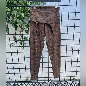 New without tags : Onzie Women’s Legging and Sports Bra set size S/M